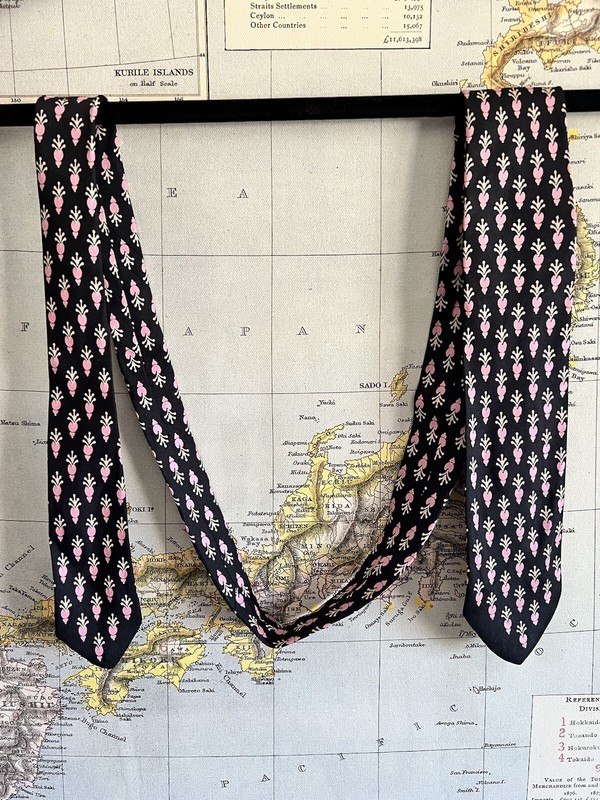 1950s Black And Pink Necktie. 55x3.75