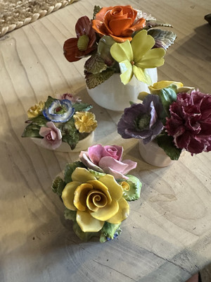 Vintage Royal Adderley, Floral, Rosenstrauß im Korb. China. Leichte Beschädigungen.
