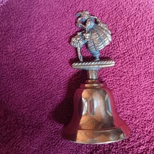 Campana vintage in ottone made in England ragazza con fiori