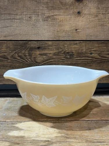 1960-62 Pyrex, Sandalwood, Cinderella Mixing Bowl, No. 442, 1 1/2 Quart