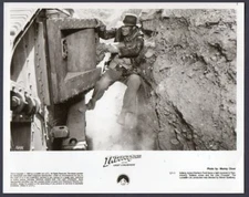 HARRISON FORD in a tight spot INDIANA JONES and the LAST CRUSADE Orig Photo 8x10