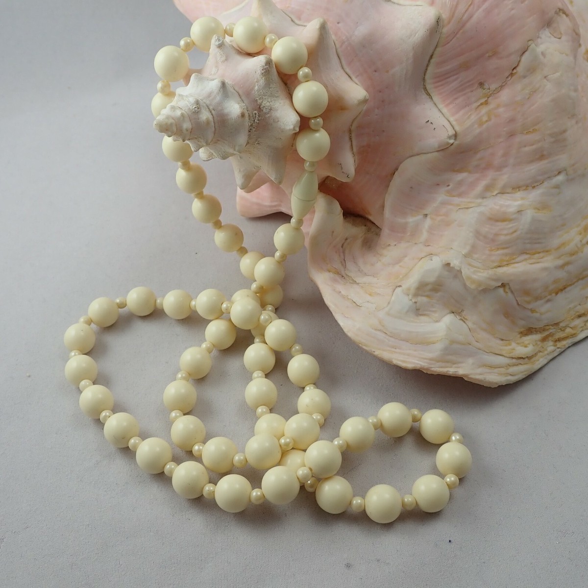 Vintage Early Plastic Cream Bead Screw Barrel Clasp 28