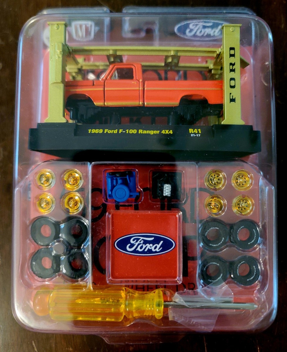 M2マシーン フォード F-100 レンジャー 4X4 & フォード・ブロンコ M2マシーン フォード F-100 レンジャー 4X4 & フォード