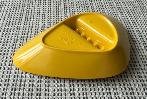 Posacenere vintage MCM Atomic forma boomerang giallo melaminico di Anholt plastica - Foto 17 di 18