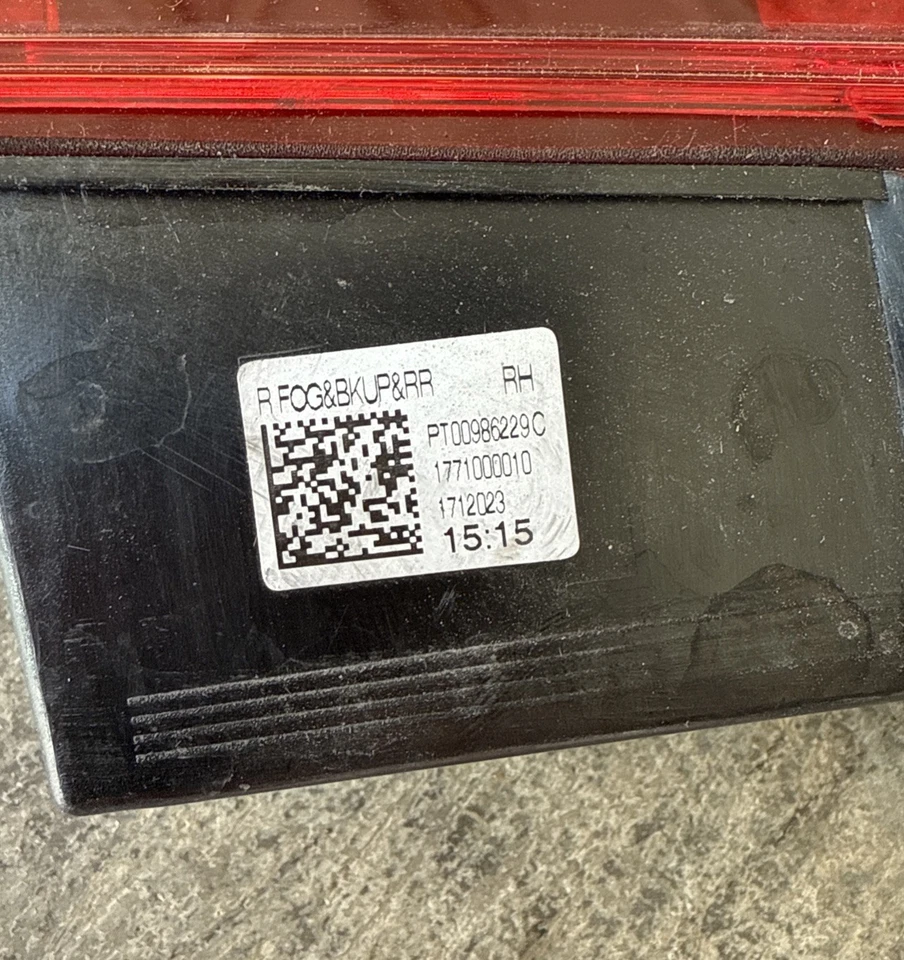 PT0051378 RIVIAN R1S 2022-2026 PARACHOQUES TRASERO DERECHO CONDUCTOR LUZ ANTINIEBLA OEM Foto 4 de 4