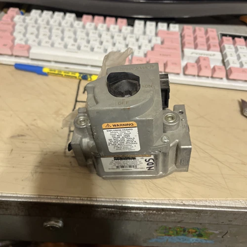 Honeywell VR8205S-2874 Gas Valve 1/2x1/2 24V 20466804 Furnace New Old Stock (RA)