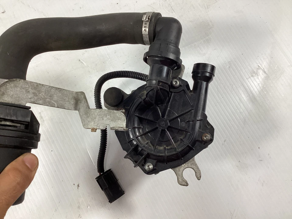 BMW 328i XDRIVE 2009-2013 conector de tubo de aire filtro a bomba de aire original OEM. Foto 4 de 4