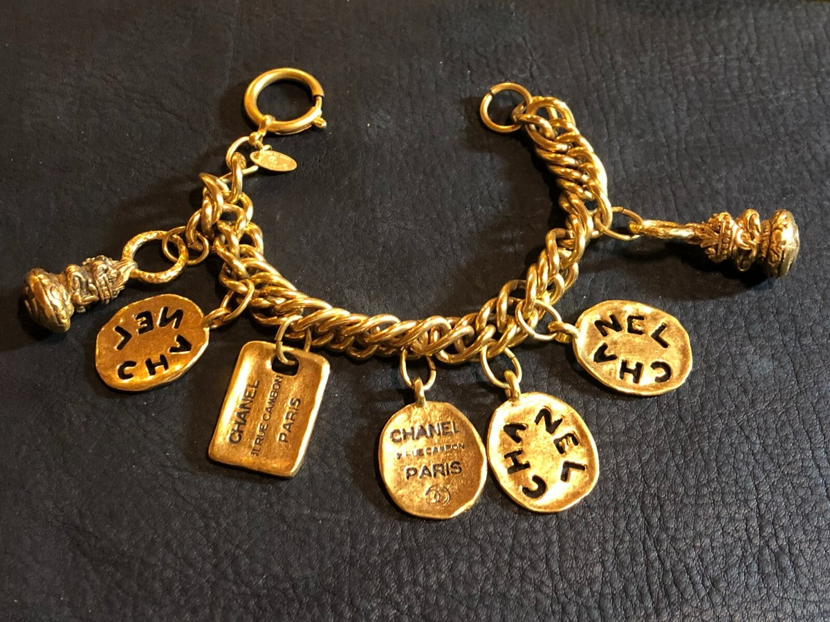 CHANEL ビンテージ　31 RUE CAMBON PARIS チャーム Authentic CHANEL Vintage 31 RUE CAMBON CHARM chunky Gilt