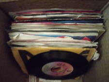 LOT OF 100 45 RPM RECORDS MISCELLANIOUS COUNTRY ROCK 1980s 90s E