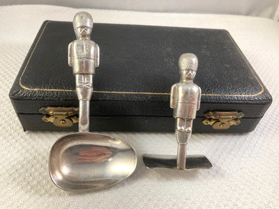 Antikes EPNS Taufset Gardist / Soldat Löffel und Drücker, verpackt, 20er Jahre