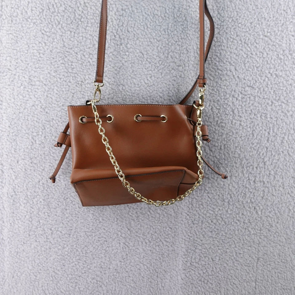 Bolsa balde Guess marrom couro sintético alça conversível corrente dourada detalhes - Imagem 3 de 4