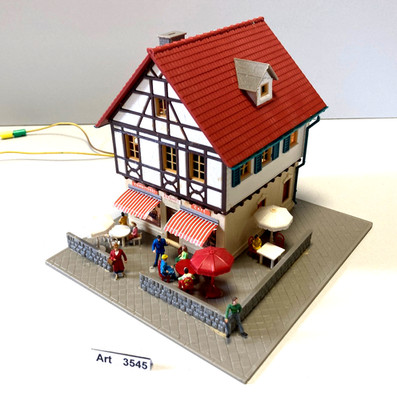 Pola 577 H0 CAFE mit CONDITOREI, mit Beleuchtung, mit Figuren,  1:87