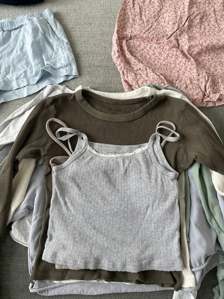 Brandy Melville John Galt Tops Pantalones deportivos Pantalones cortos Suéteres Lote de 14- Talla única Foto 2 de 4