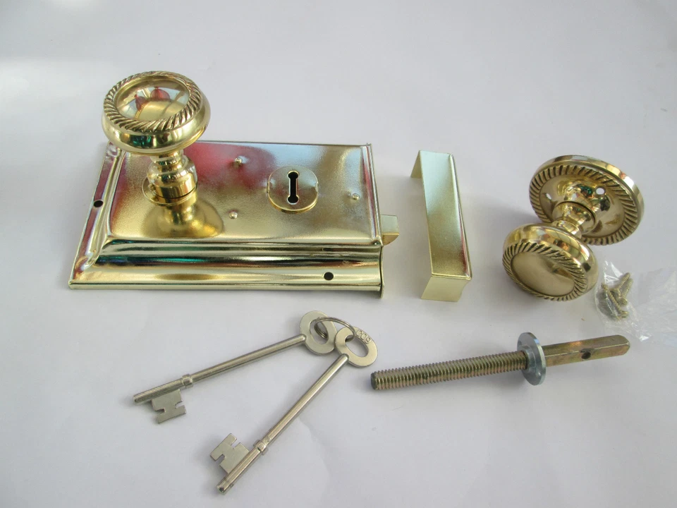 OLD ENGLISH GEORGIAN STYLE SOLID BRASS DOOR KNOB + LOCK SET HANDLES - Image 3 of 3