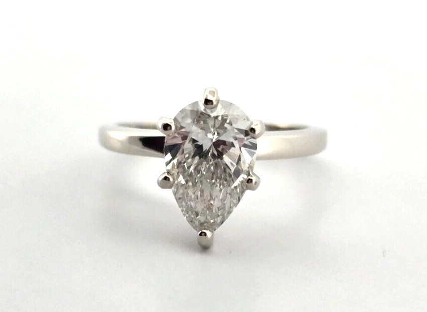 Anillo de compromiso solitario de diamantes de 2,01 quilates de oro blanco de 14 quilates corte pera creado en laboratorio Foto 4 de 4
