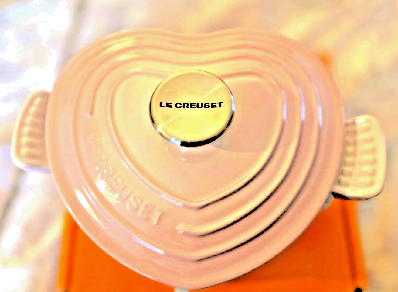 *NEW* Le CREUSET Heart Shaped Cocotte D’amour Cast Iron Dutch Oven 2Q Shell Pink