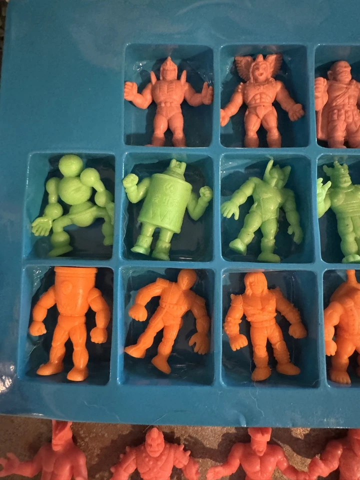 M.U.S.C.L.E. Men #2 Cosmic Crushers 1985 Box w/ 59 Mattel Figures - Image 2 of 4