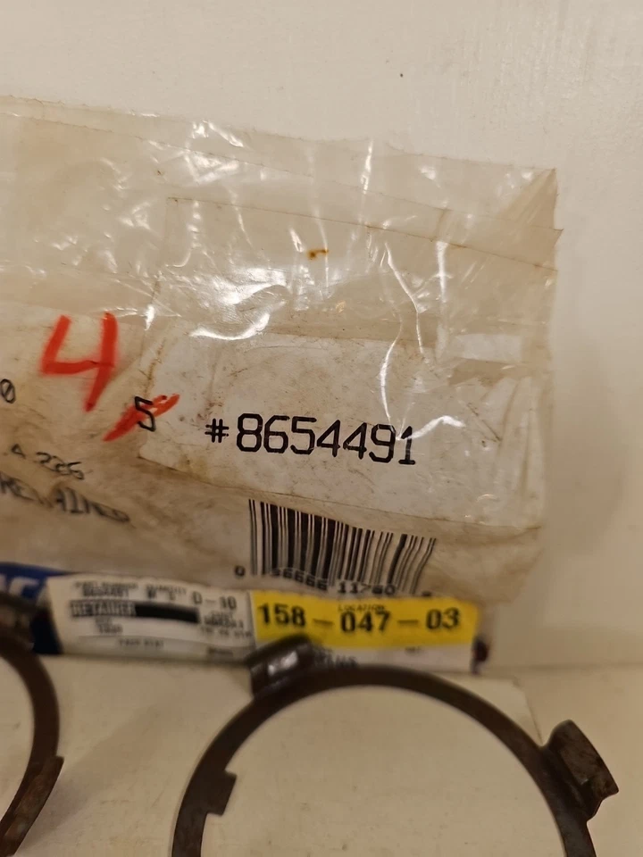 Лот из 4 новых из старых запасов оригинальных фиксаторов переднего уплотнения GM 2004R 700R4 4L60 4L60E 4L65E 8654491 - Изображение 2 из 4