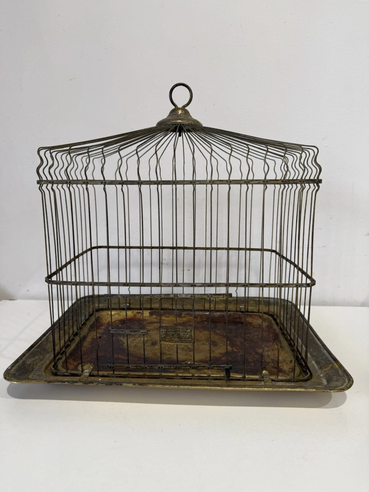 Hendryx Vintage Single Bird Cage Metal Gold with Patented Brass Base Decorative
Opens in a new windo
