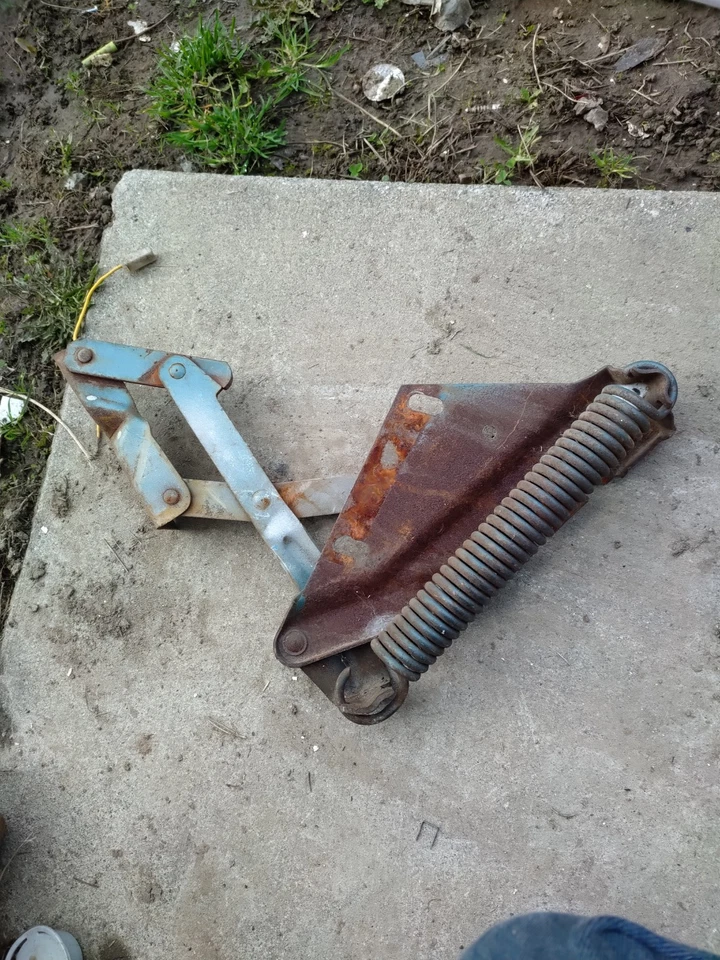 Rear Hood Hinges - Image 2 of 4