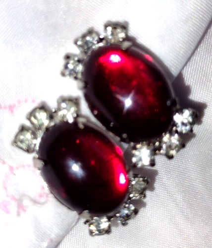 PRETTY VINTAGE RED GLASS CLEAR RHINESTONE SILVERTONE METAL CLIP-ON EARRINGS 1" - Picture 14 of 14