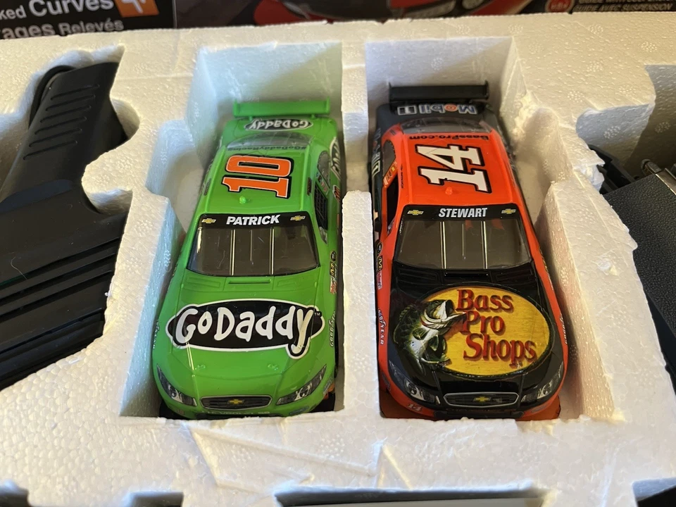 SCX Nascar Super Speedway 1:32 轨道赛车套装 Danica Patrick Tony Stewart Bass Pro — 第 4/4 张图片
