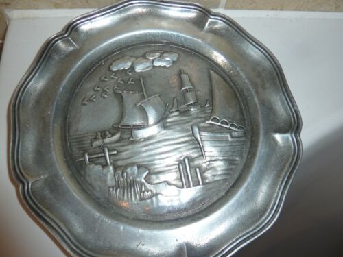PEWTER-ALUMINIUM 21.5CM PLAQUE WITH RELIEF BOATS &SHIPS ON WATER +BIRDS & CLOUDS - Foto 1 di 12