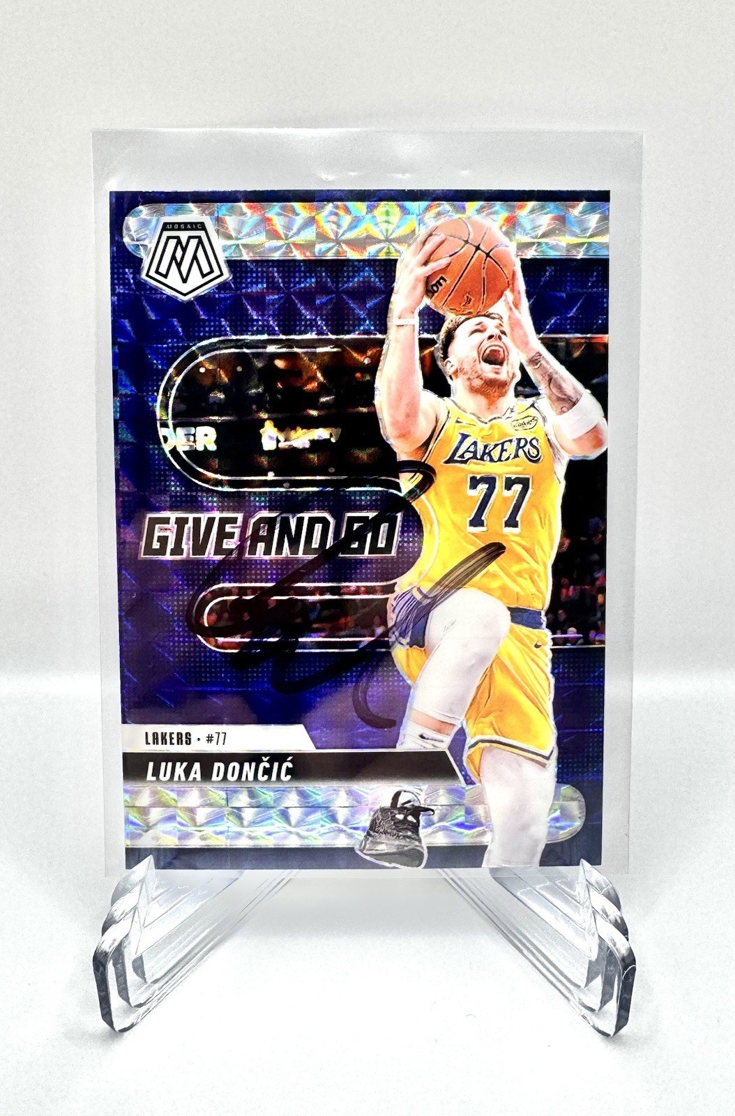Panini 2024-25 Mosaic Luka Dončić Give and Go Prizm #4 Lakers Auto PSA Authentic