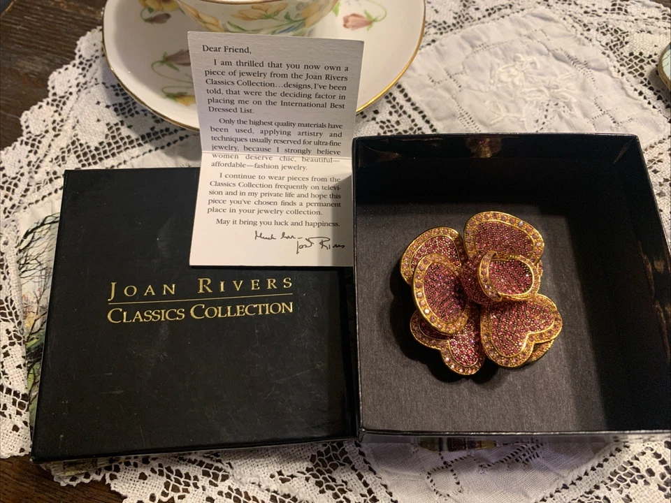 Como Nuevo Con Caja - Broche Grande Joan Rivers Rosa Pavé Piedra Floral Tono Dorado Foto 2 de 4