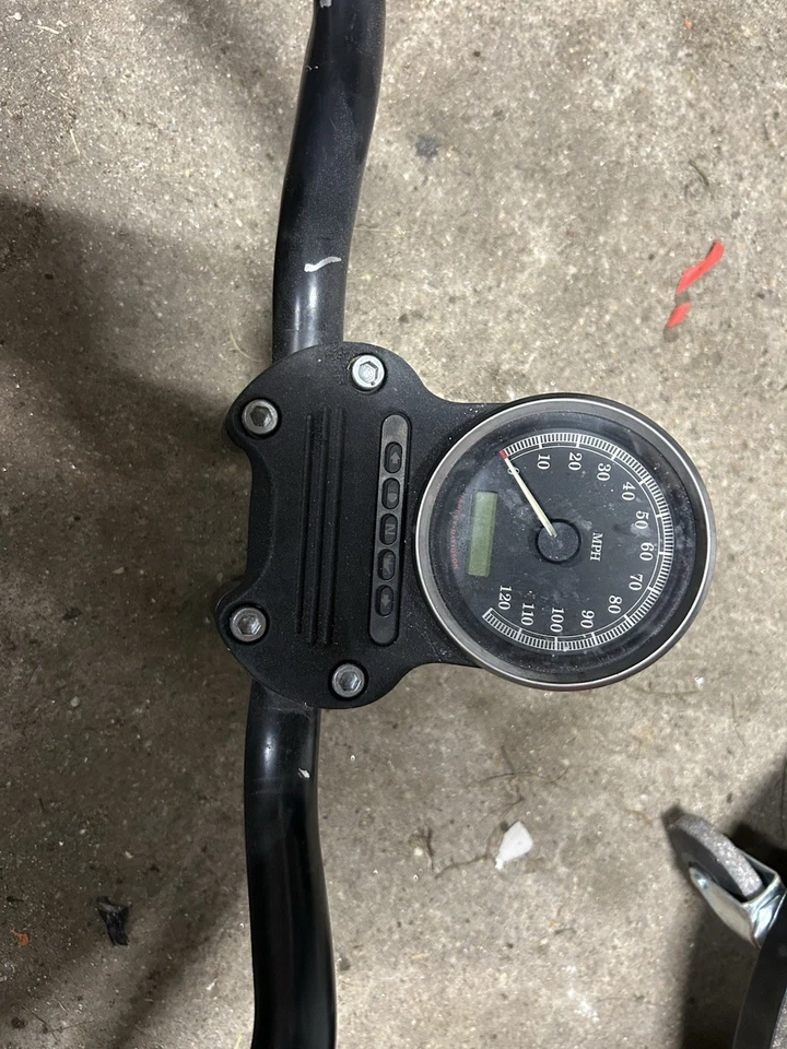 Harley Sportster Iron 883 2012 velocímetro, manillares, elevadores de 4’ Foto 4 de 4