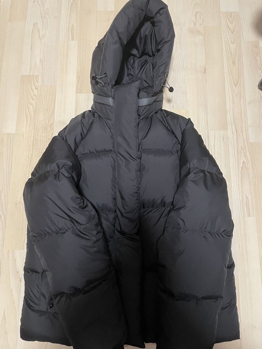 Syna World Down Puffer Coat - Black - 1st Edition - LARGE Syna World Down Puffer Coat - Black - 1st Edition - LARGE