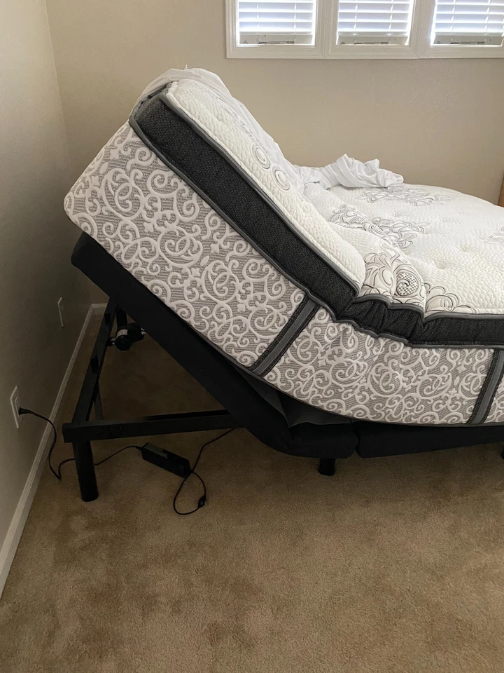 Ultimate Comfort Simmons BeautyRest CA King colchón de felpa y base con control remoto Foto 2 de 3