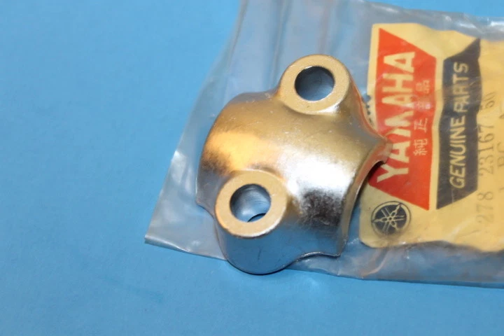 NOS YAMAHA R5 R5B DS7 DS7 R5C TD3 TR3 PIEZA SOPORTE EJE # 278-23167-50-00 Foto 3 de 4