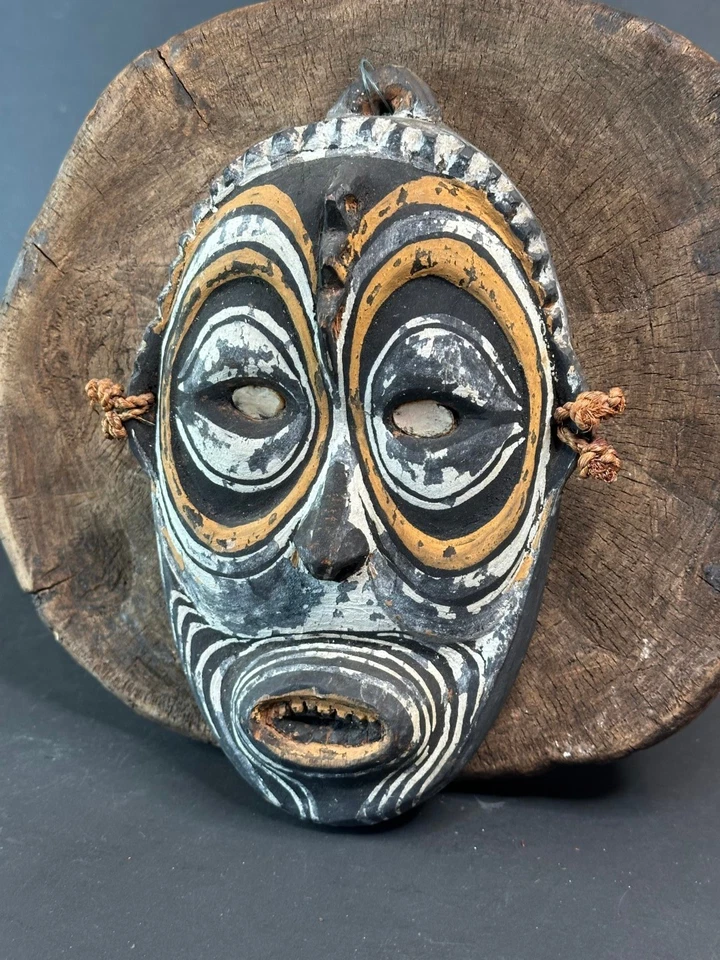 Old Papua New Guinea Carved Wooden Sepik River Mask / Wall Hanging - image 4 of 4