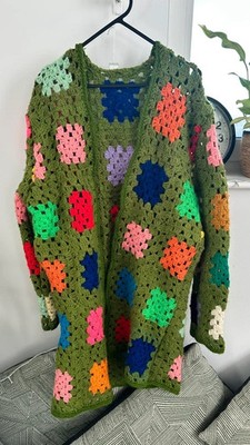 Olivgrüne und mehrfarbige Häkel Strickjacke