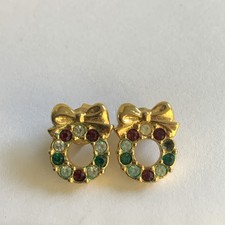 VTG Gold Tone Avon Christmas Wreath Stud Earrings Green Red White Rhinestones