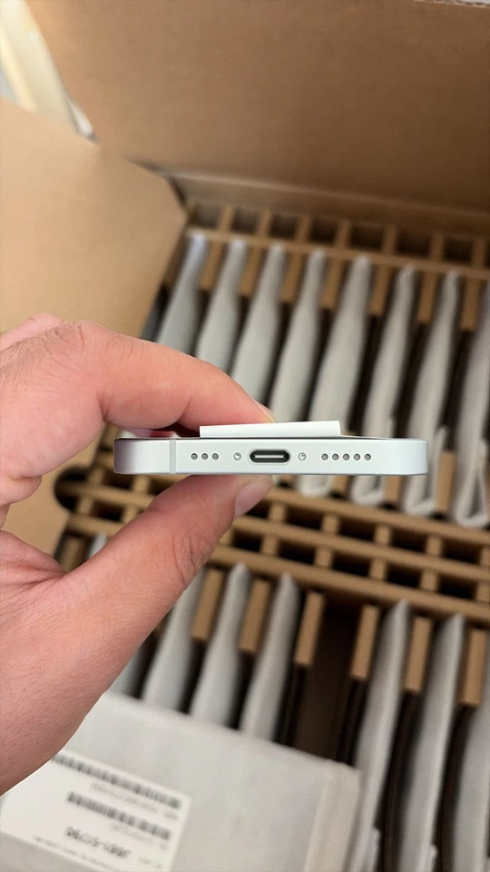 APPLE iPhone 16e 5G 128 GB 6,1 Zoll DualSIM 48MP schwarz / weiß A3409 neuwertig - Bild 3 von 4