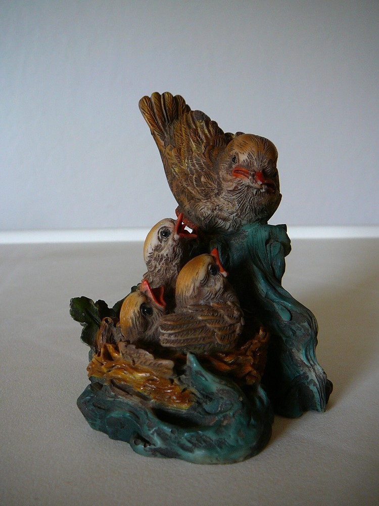 Vintage Bird Feeding Nest Of Chicks Figurine-Neopolitan? N Mark Made In Italy