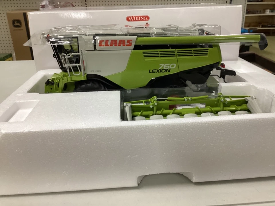 1:32 Wiking Claas Lexion 760 Combine with corn head - Image 3 of 4