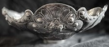 PIATTO GRANDE DECORATO REPOUSSE PLACCATO ARGENTO