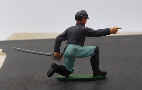 Britains Union Kneeling Pointing Artillery Figure - Picture 3 of 3