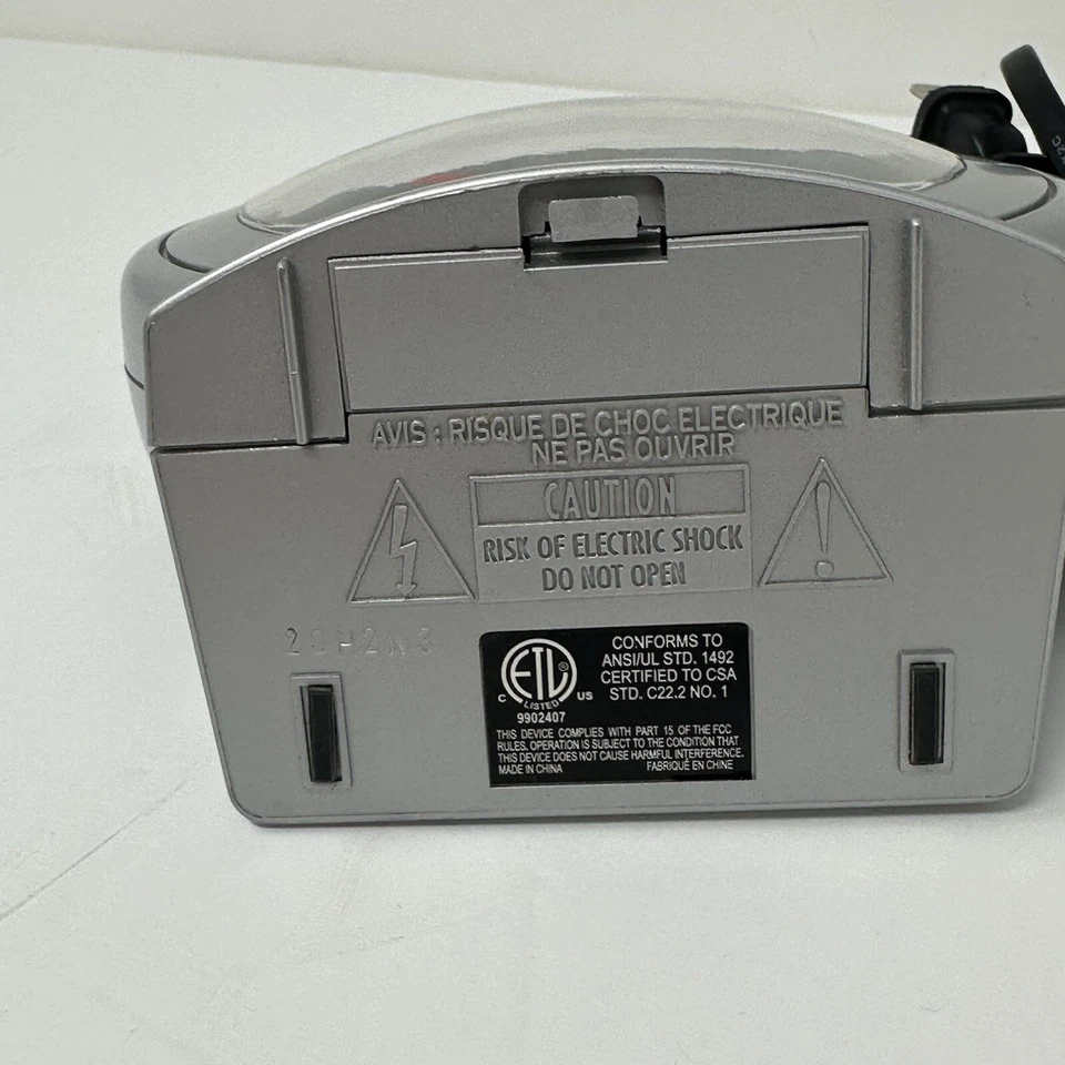 Reloj despertador analógico Timex T317S de colección radio AM/FM con luz regulable - gris Foto 3 de 3