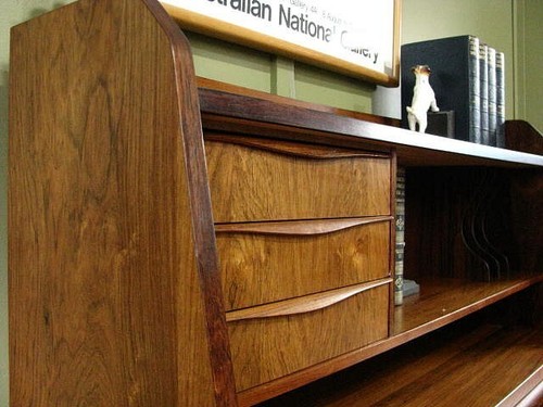 RETRO MID CENTURY ROSEWOOD 6 DRAWER DESK WITH PULL OUT WRITING SURFACE. c1960s - Picture 7 of 15