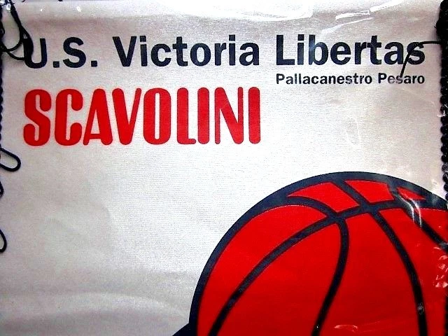 Bandera de baloncesto Italia Scavolini EE. UU. Victoria Libertas Pallancanestro Pensar Foto 2 de 4