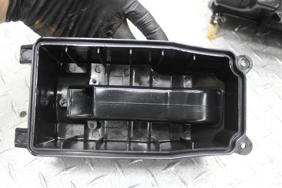 Suzuki GW250F 2015 caja de aire caja de filtro de admisión de aire 13700-48H02 Foto 2 de 4