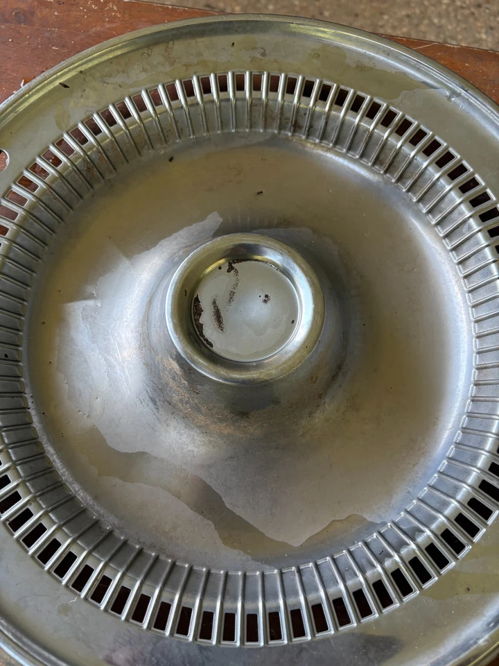 Buick años 70 OEM 14" Regal, Apollo, Century, Skylark, tapacubos Foto 2 de 4