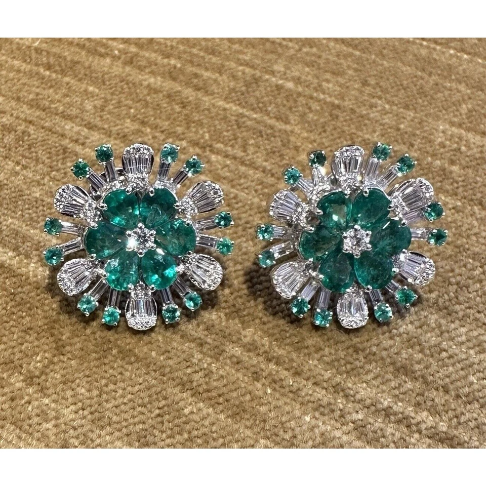 Aretes Starburst de diamantes y esmeraldas en oro blanco de 18 k - HM2612AE