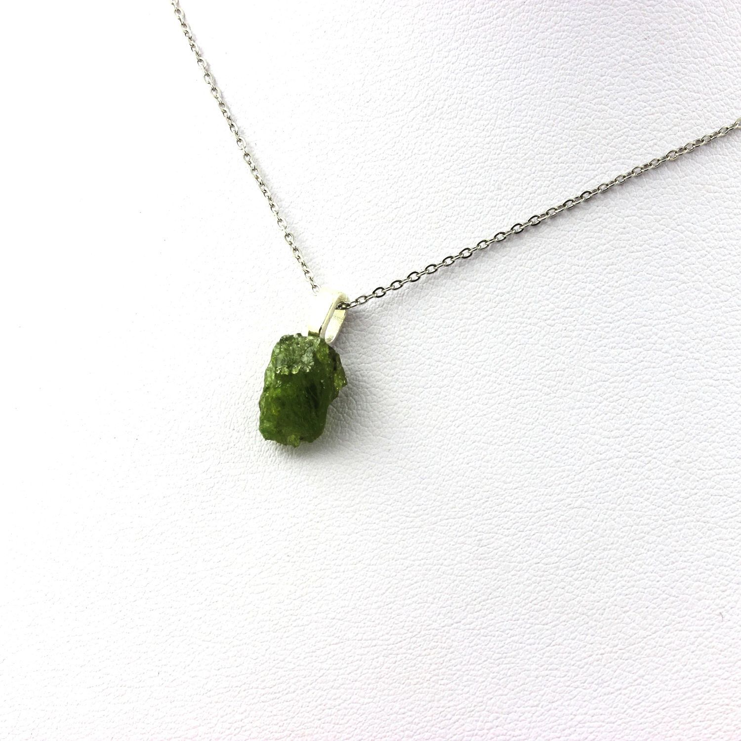 Collier grenat tsavorite brut de Manyara idée cadeau originale en pierres et minéraux précieux