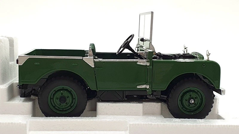 Minichamps 1/18 scale Diecast 150 168906 - Land Rover - Dark Green - Image 3 of 4