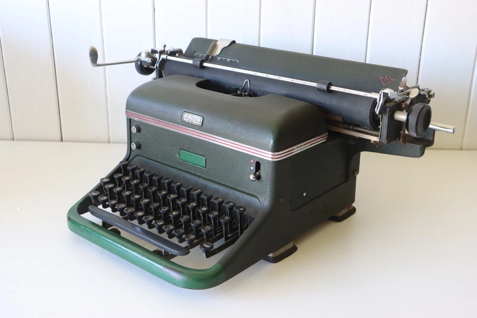 HALDA Typewriter - Rare GREEN ***** GREAT CONDITION ***** Made in Sweden ***** - Image 2 of 4